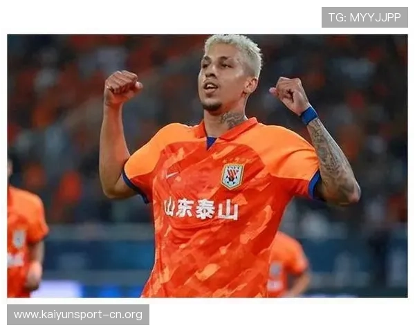 续约庆祝动作太拉风 队友全场围拥热烈祝贺场面温馨感人